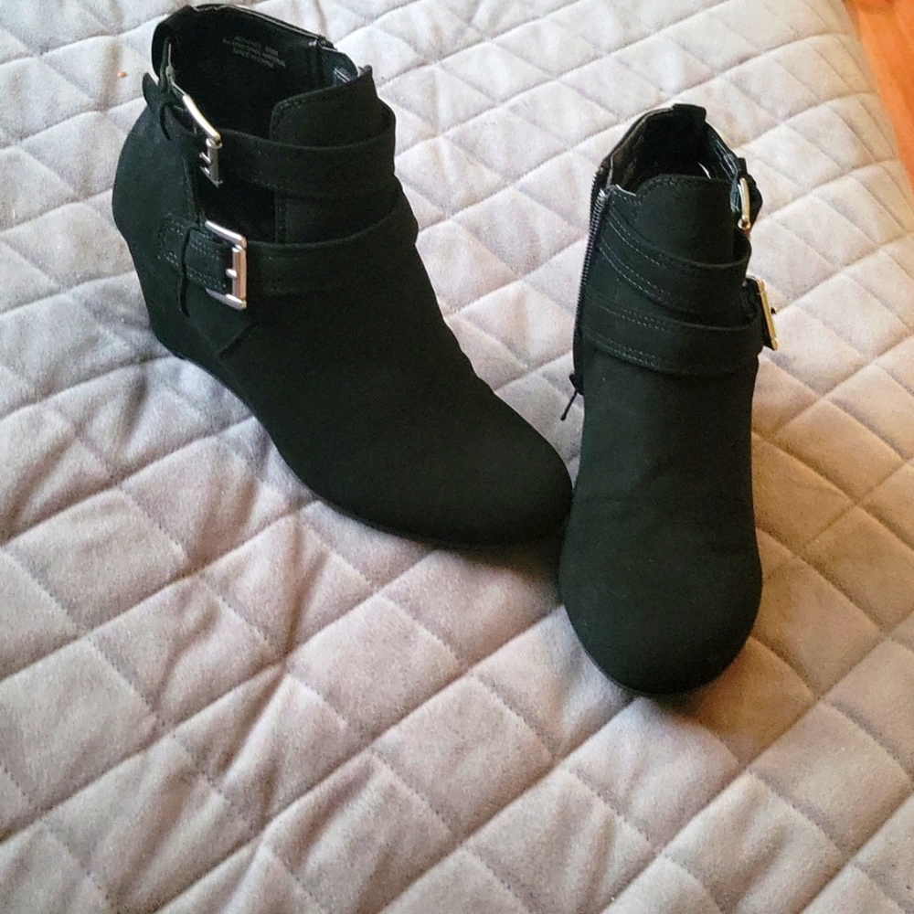 Black booties sz 5.5 like new